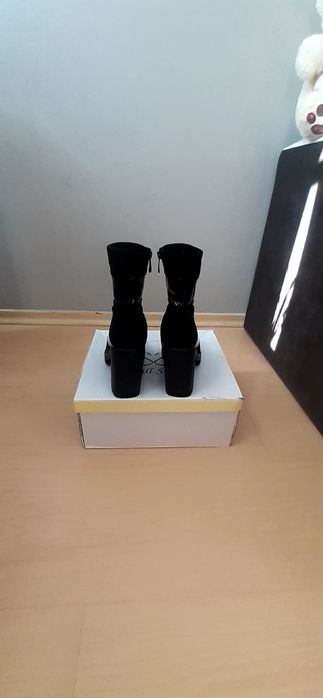 Чисто нови боти лак и велур