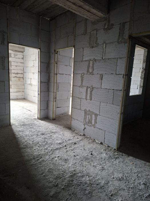 Оху кафеси тогриси уй сотилад 94кв каропка 3 хона