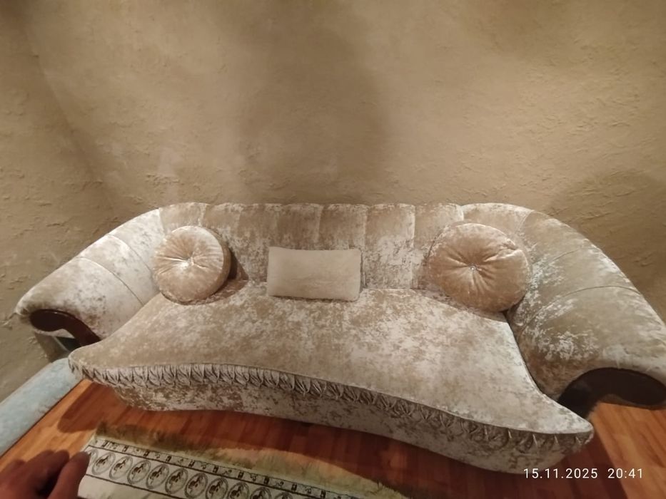 Продаю комплект стол,стулья,диван.