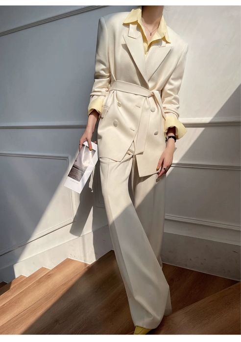 Женский брючный костюм