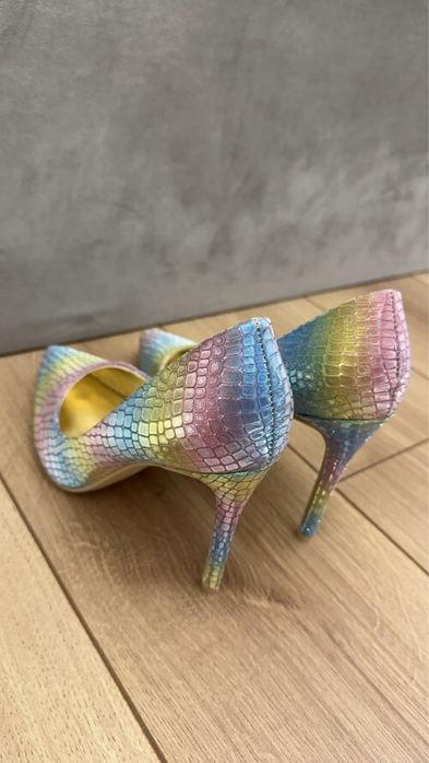 Нови цветни токчета