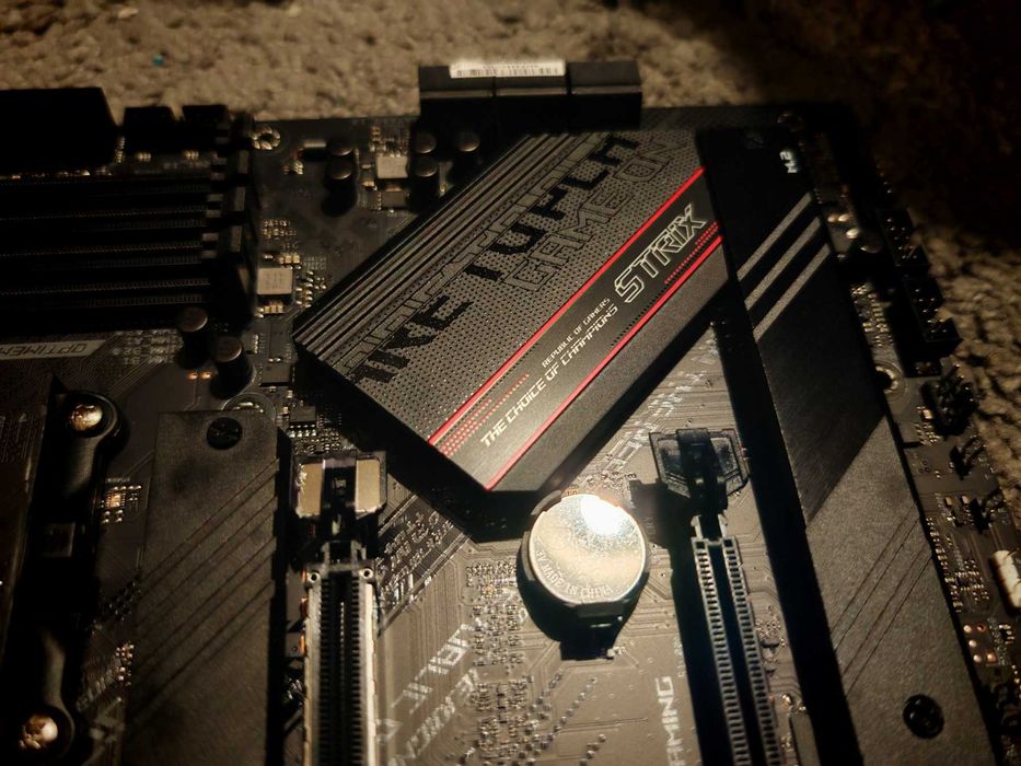 ASUS ROG STRIX B550-F GAMING + RYZEN 7 5800X 8-Core (4.7 GHz ) AM4