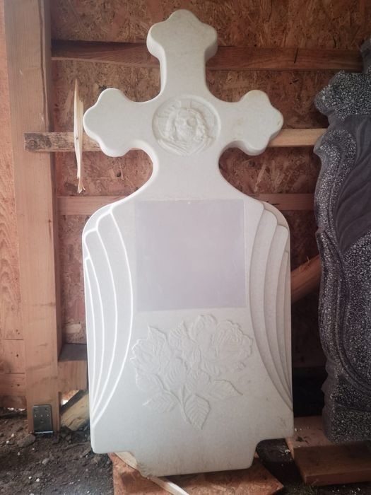 Vând cruci din mozaic cu placă de marmură