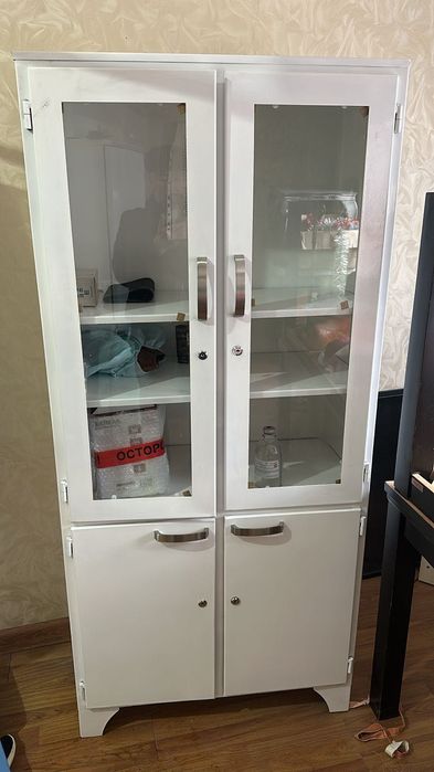 Медицинский шкаф