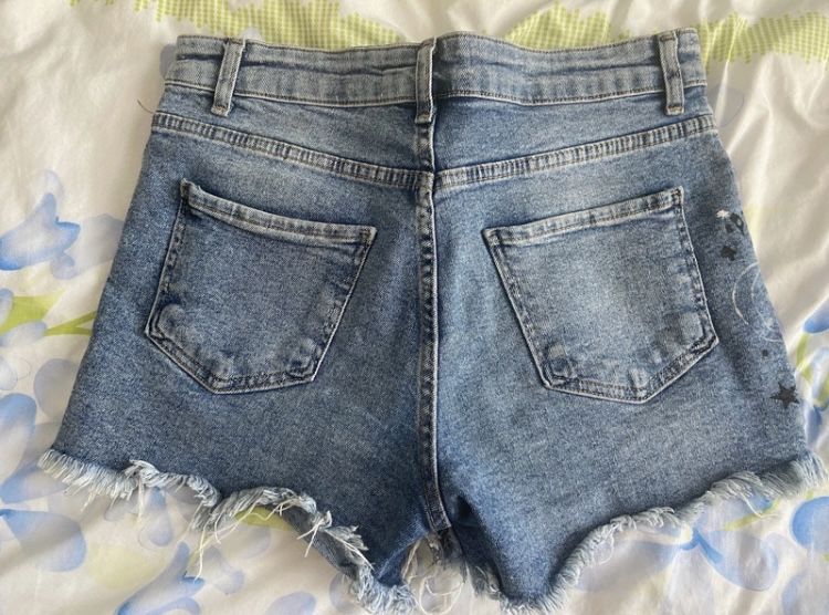 Pantaloni scurti de blugi