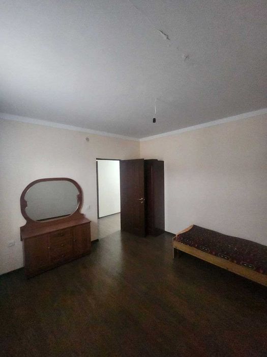 Sotiladi 3 xonali Guliston, Oktyabr