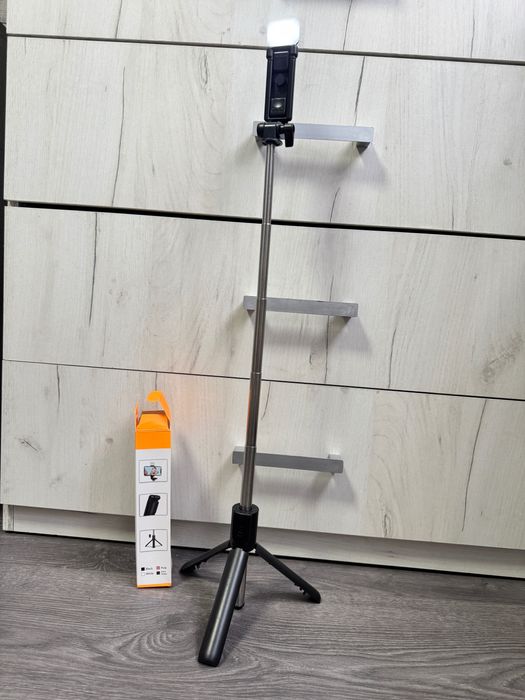 Селфи стик с лампа,дистанционно и трипод