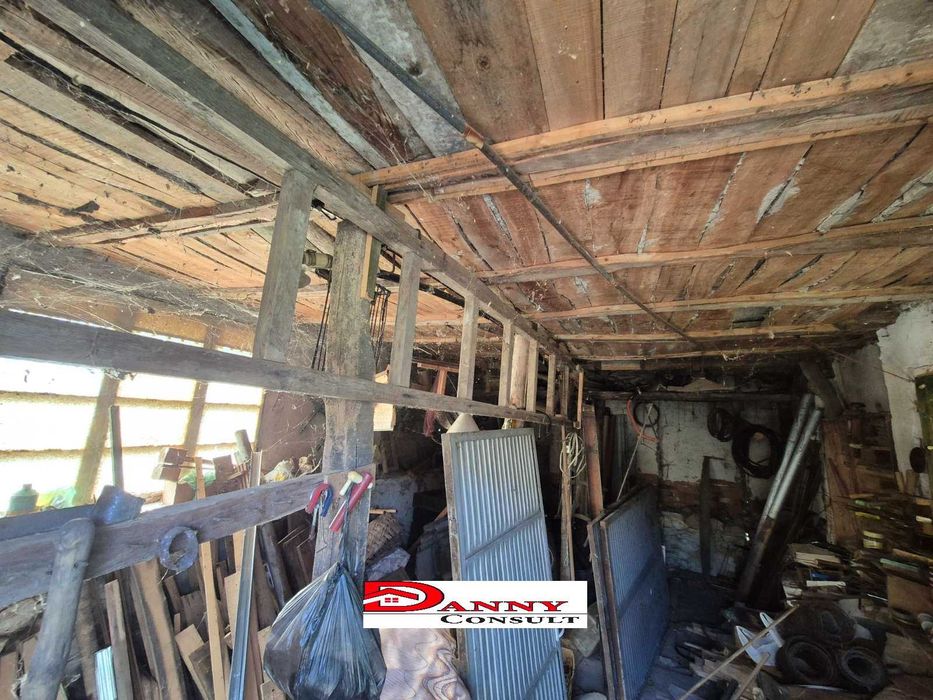 Къща на две нива с двор и кладенец в гр. Сухиндол