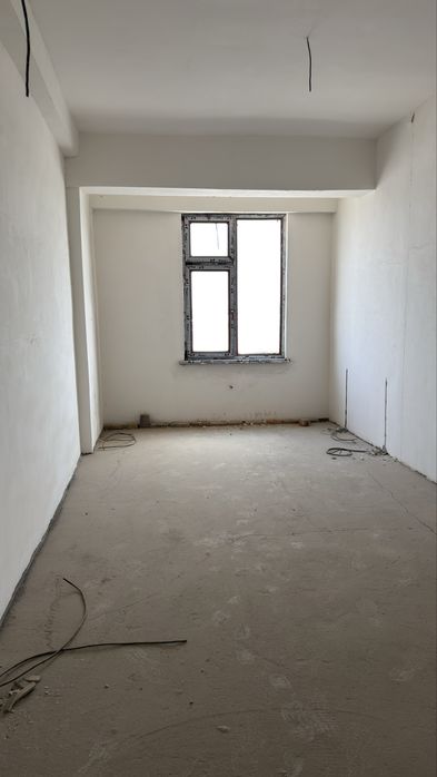 Нурафшон шахарда 3 хонали уй срочно сотилади.