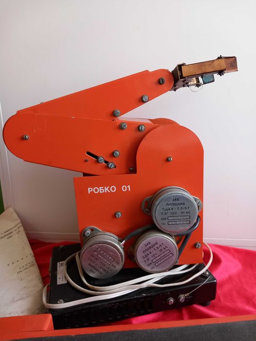 РОБКО 01 и Транспортьор ТР-1, за Компютър Правец 8