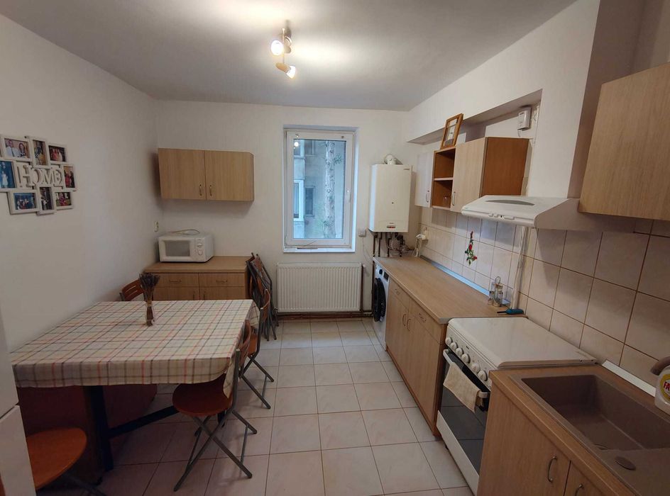 Apartament cu 3 camere de închiriat