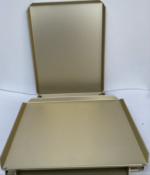 Tavi aurii pentru prezentare produse