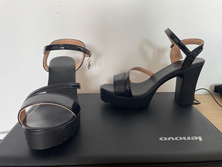 Черни сандали на ток с лачени елементи