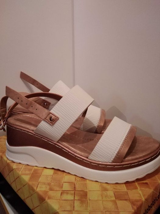 Сандали с платформа