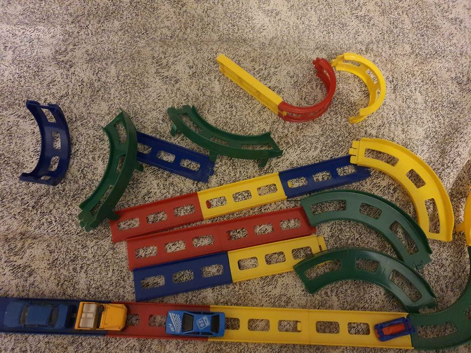 Pista de mașini mici din plastic