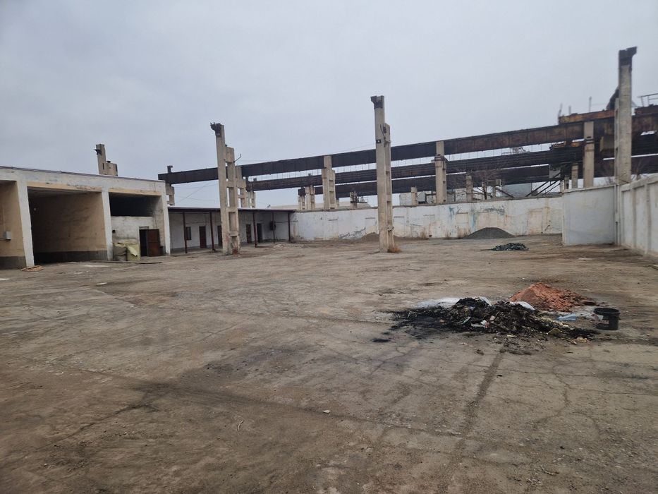Qarshi shahrida 16 sotixlik sanoat binosi sotiladi