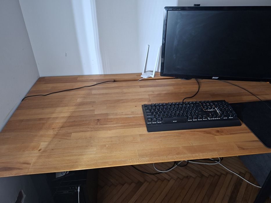 Birou din lemn cu picioare de metal