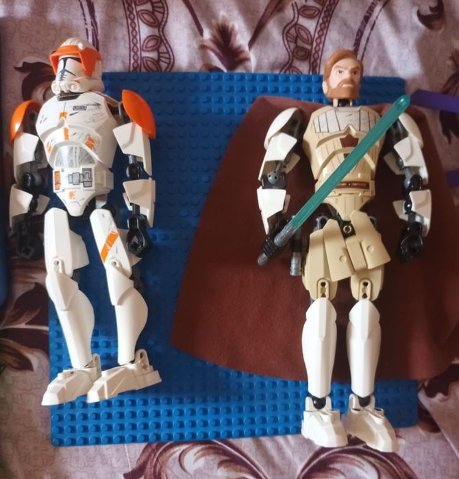 Vând două cutii cu piese lego,personaje Star Wars