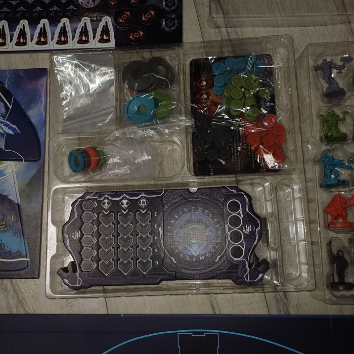 Vând Lords of Ragnarok –stare foarte bună, 3 piese lipsa 430lei neg.