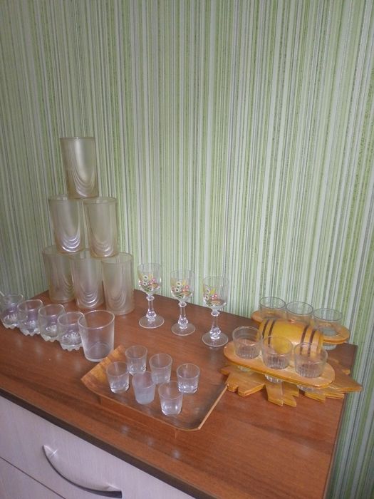 Продам посуду стаканы под напитки и рюмки за 2000тнг.
