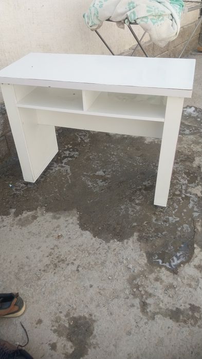Маникюрный стол для салона
