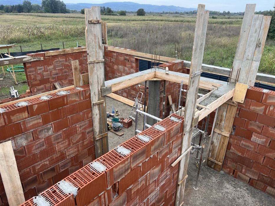 Constructor ,case la rosu sau interioare