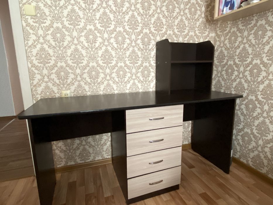 срочно продам стол!