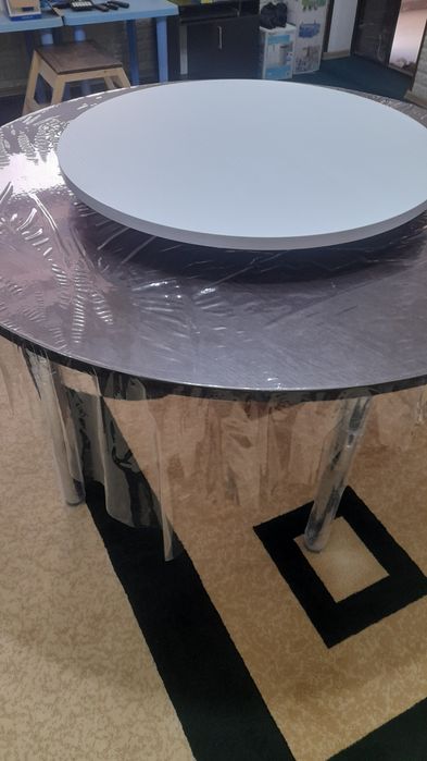 Продаётся новый большой стол.