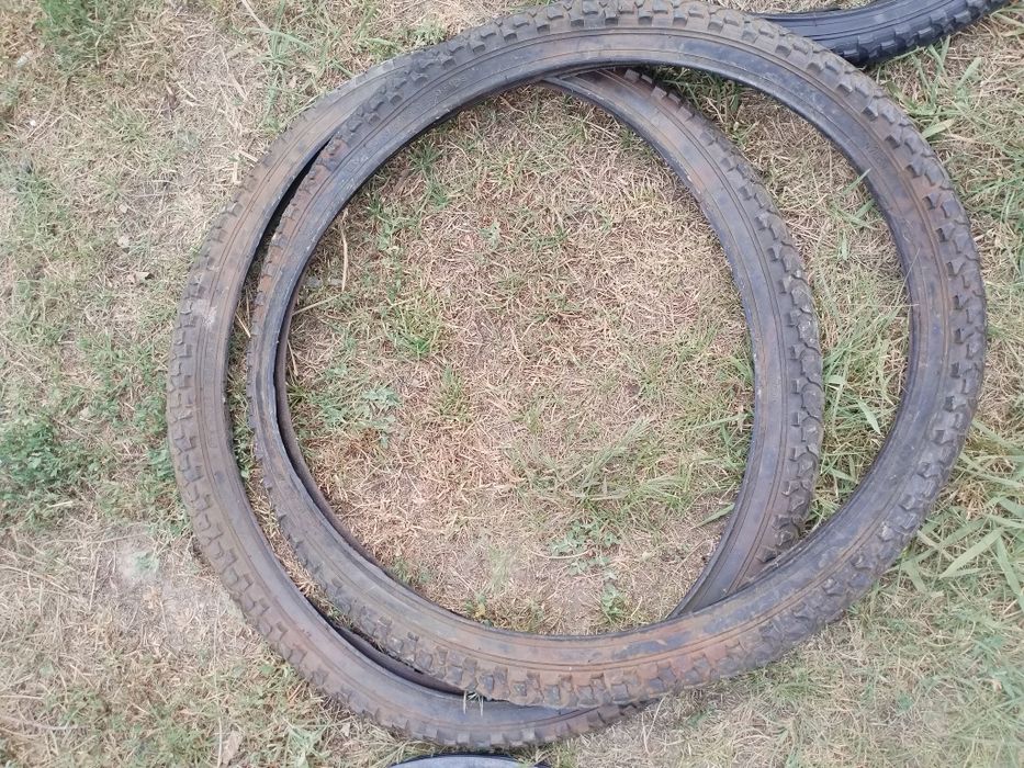 Покрышки размер 26 две штуки один диск26 размер  переднийи ещё 24 разм
