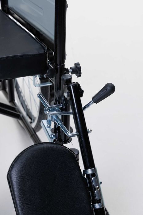 Кресло-коляска для инвалидов (с ведром для гигиенических нужд)