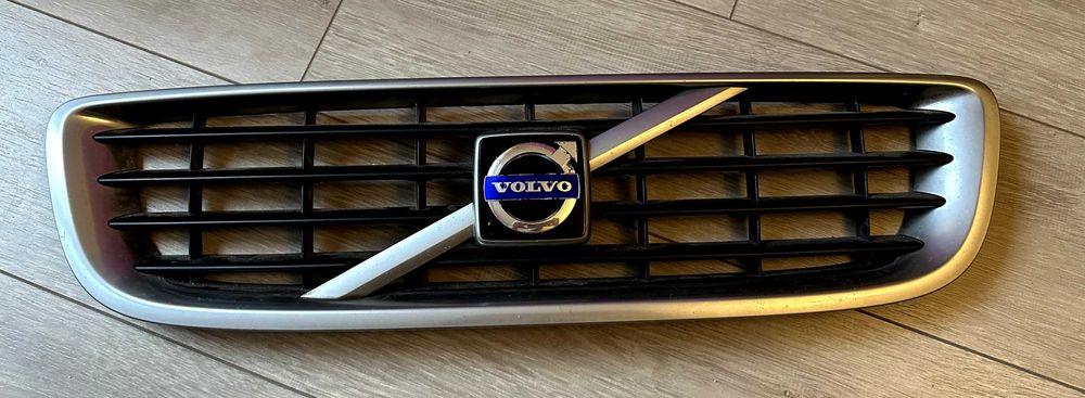 Решетка Volvo C30 S40 V50  2008-2011 здрава без счупени компоненти