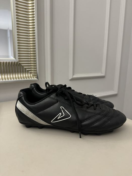 Кроссовки футбольные