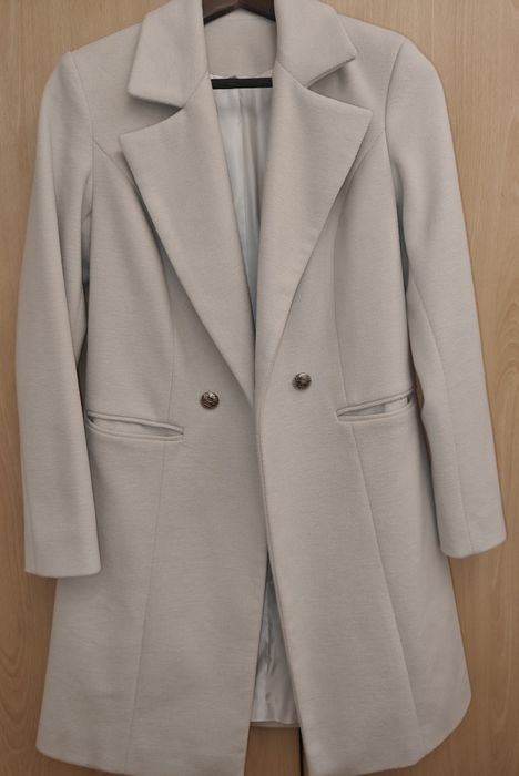 Бяло, ново палто