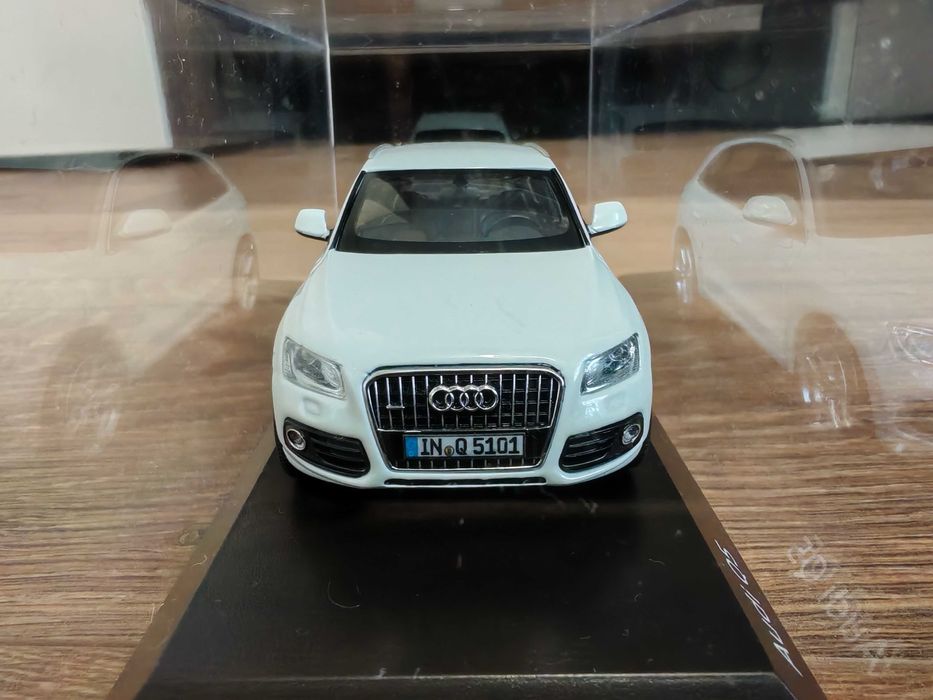 Macheta Audi Q5 2015 1/43  Schuco