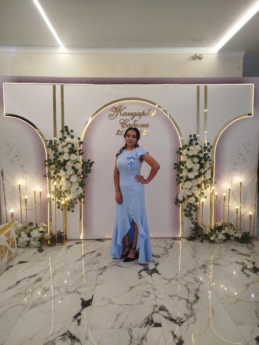 Платье голубое с вырезом