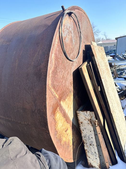 Емкость примерно 2 куба целая