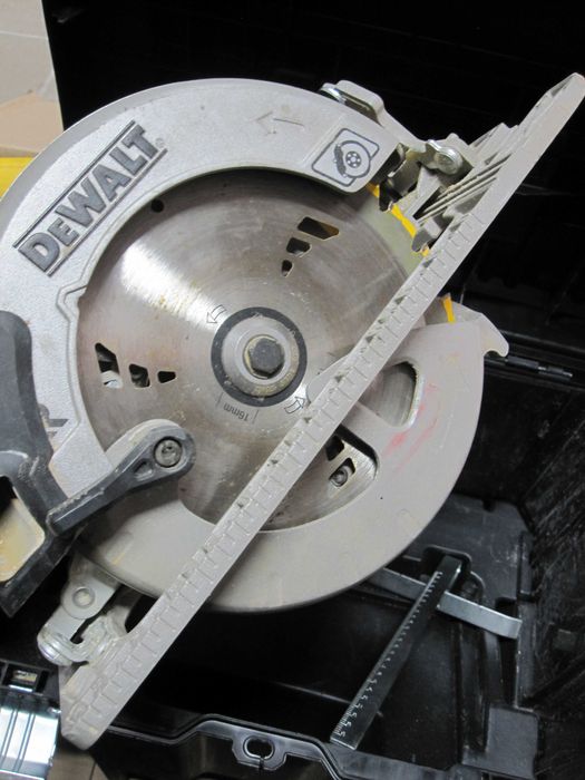 Fierăstrău circular fără perii DEWALT XR 18V 184 mm