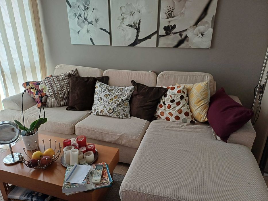 Разтегателен диван с лежанка