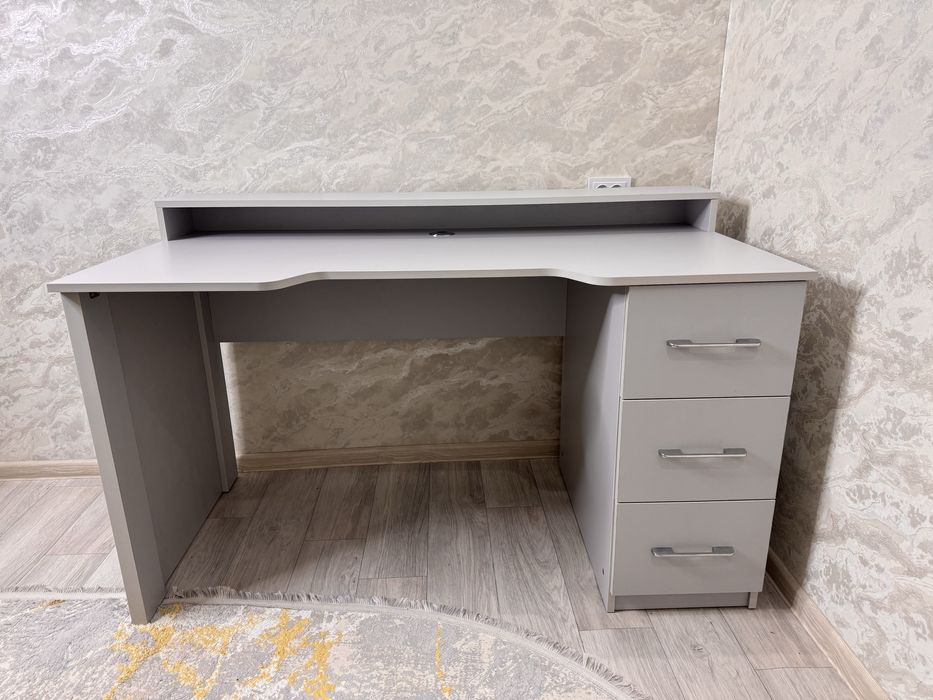 Продается игровой стол | офисный стол