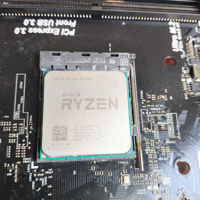 Процесор AMD Ryzen 5 1400