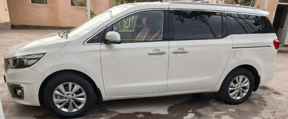 KIA karnival mashina sotiladi