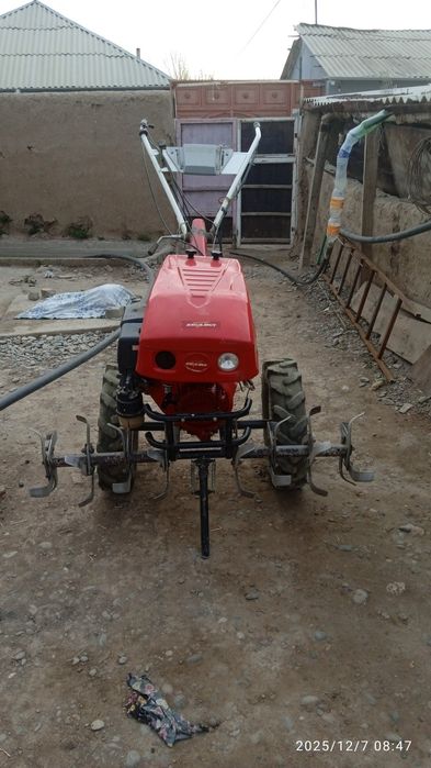 Yer haydaydigan traktor sotiladi