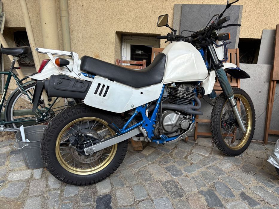 Motocicleta Suzuki DR 600 Dakar