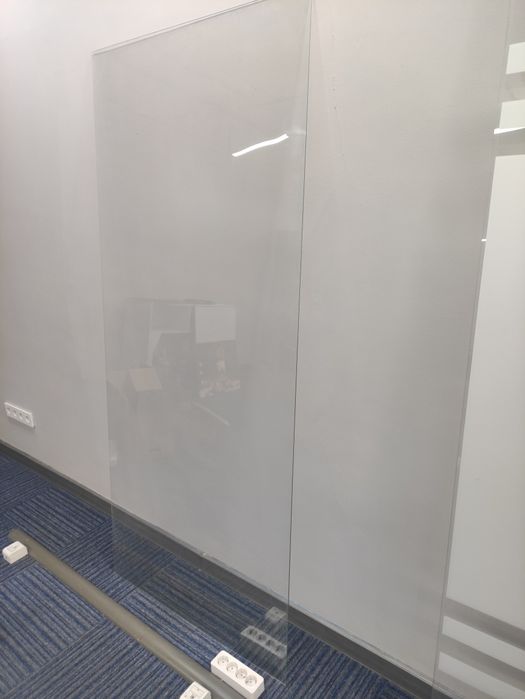 Два стекла для офисных перегородок