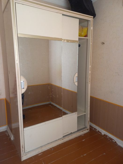 Шкаф сотаман ранги ок ойналий. Карши шахар