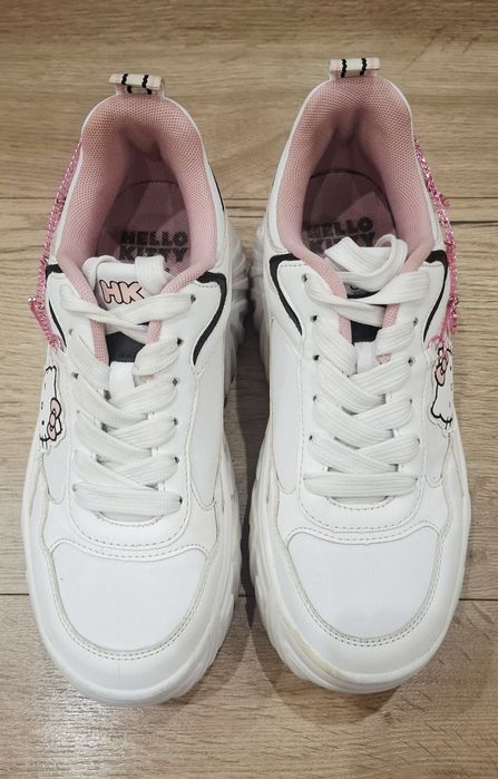 Маратонки Hello Kitty от Bershka