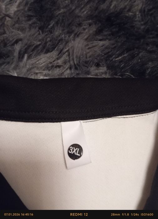 Тёплый, из плотной ткани мягкий свитерок