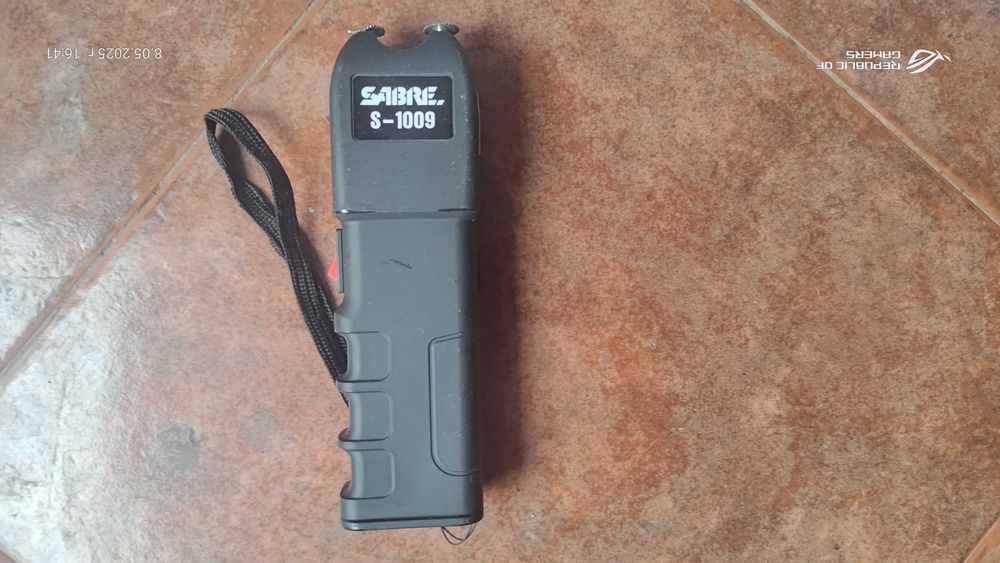 Електрошок Sabre S-1009 с фенерче и защита от отнемане