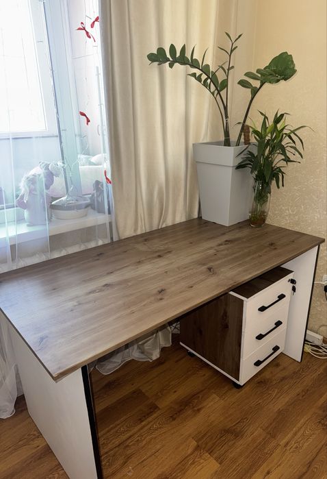 Стол и тумба офисные/для гостиной