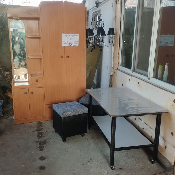 Шкаф стол люстра